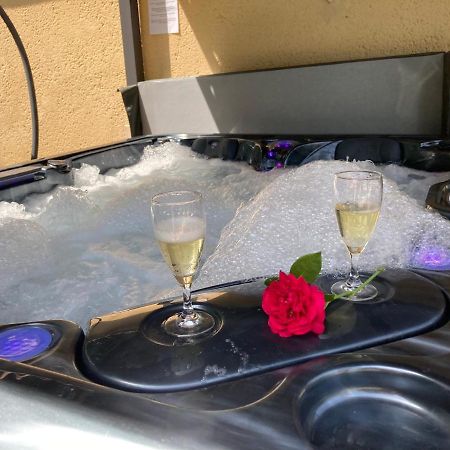 Gite Des Combes Blanches Avec Piscine Et Jacuzzi Frayssinet-le-Gelat Ngoại thất bức ảnh