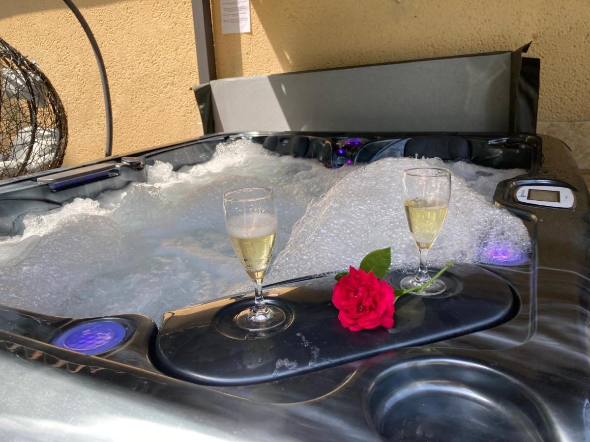 Gite Des Combes Blanches Avec Piscine Et Jacuzzi Frayssinet-le-Gelat Ngoại thất bức ảnh