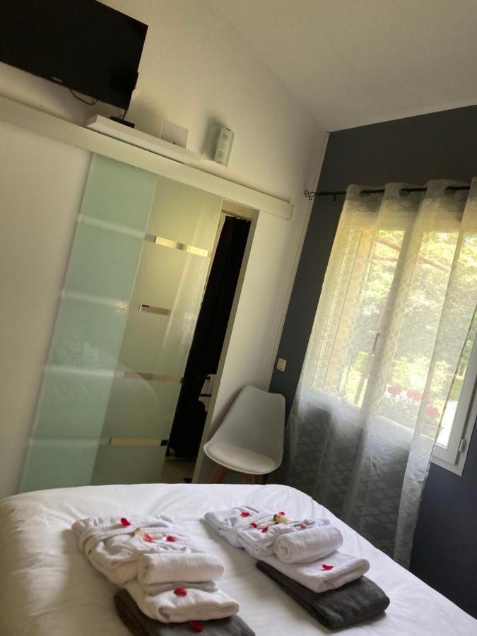 Gite Des Combes Blanches Avec Piscine Et Jacuzzi Frayssinet-le-Gelat Ngoại thất bức ảnh
